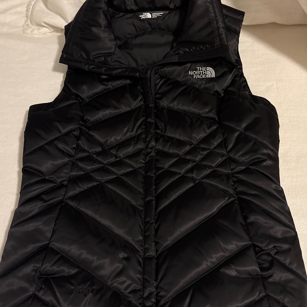 New NWOT Women’s The North Face puffer vest in black